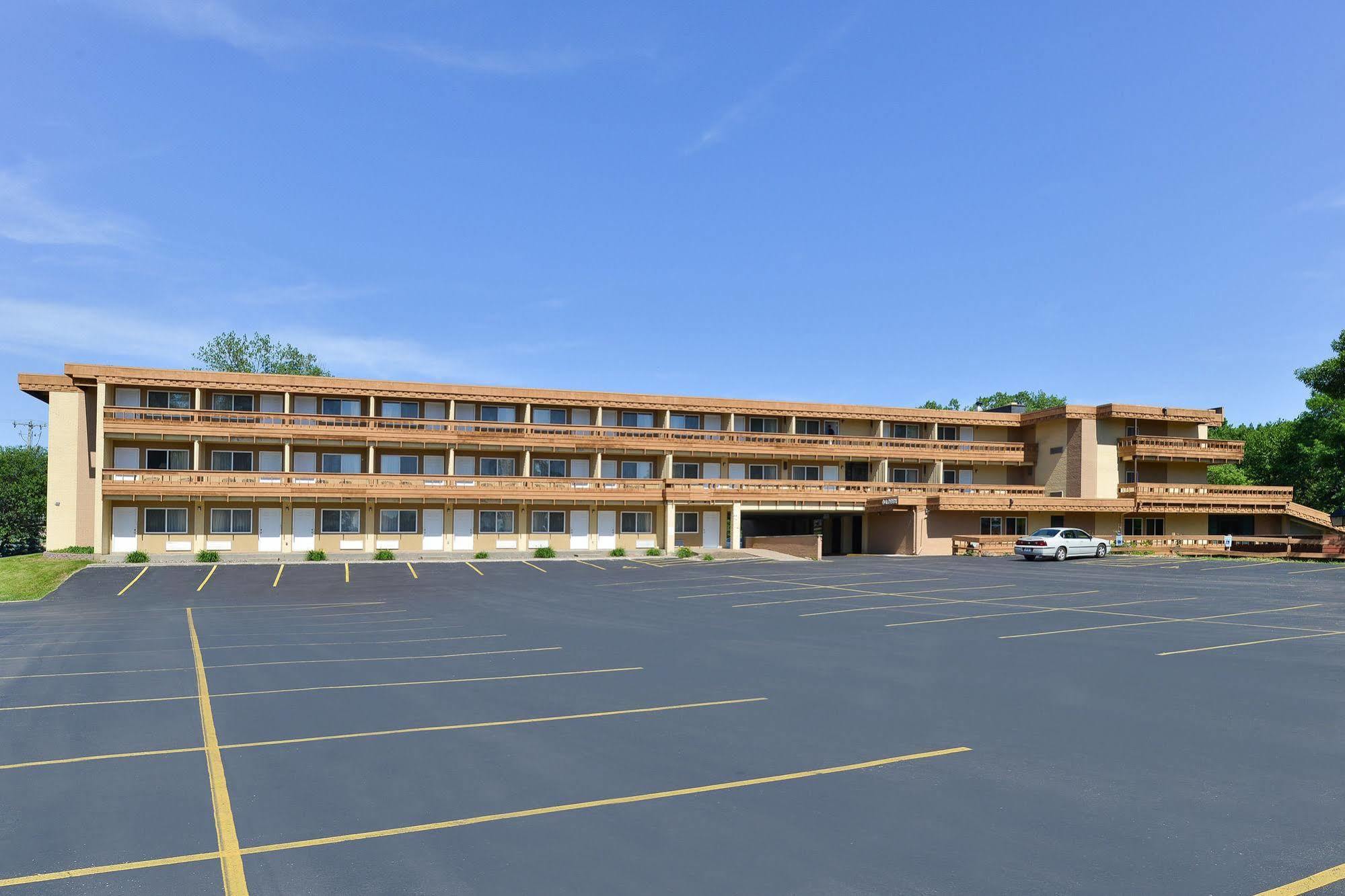 Quality Inn East Dubuque Екстериор снимка