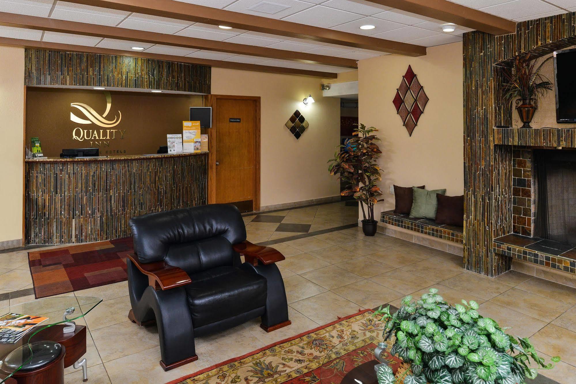 Quality Inn East Dubuque Екстериор снимка
