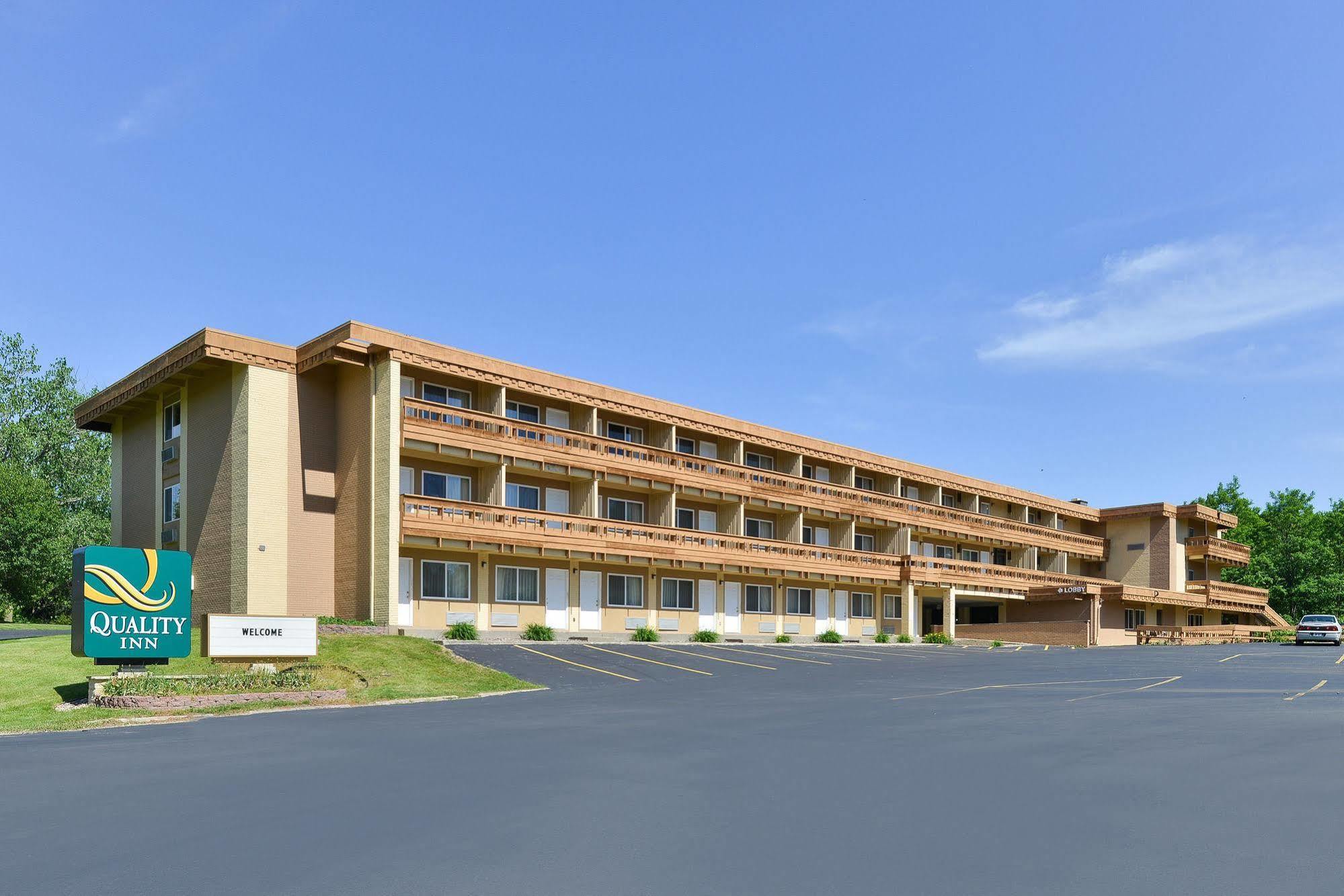 Quality Inn East Dubuque Екстериор снимка